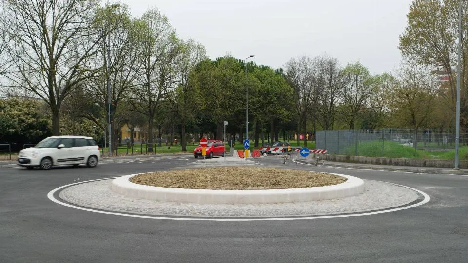 la rotatoria di via Bramante
