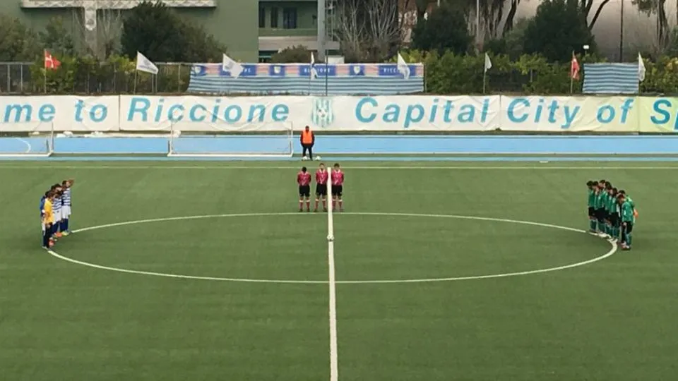 Il minuto di raccoglimento prima del match