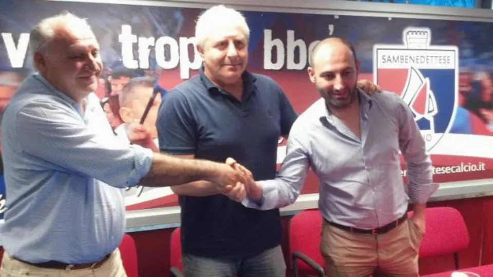 La stretta di mano tra Vincenzo Longo (a sinistra), Gianni Moneti e William Longo