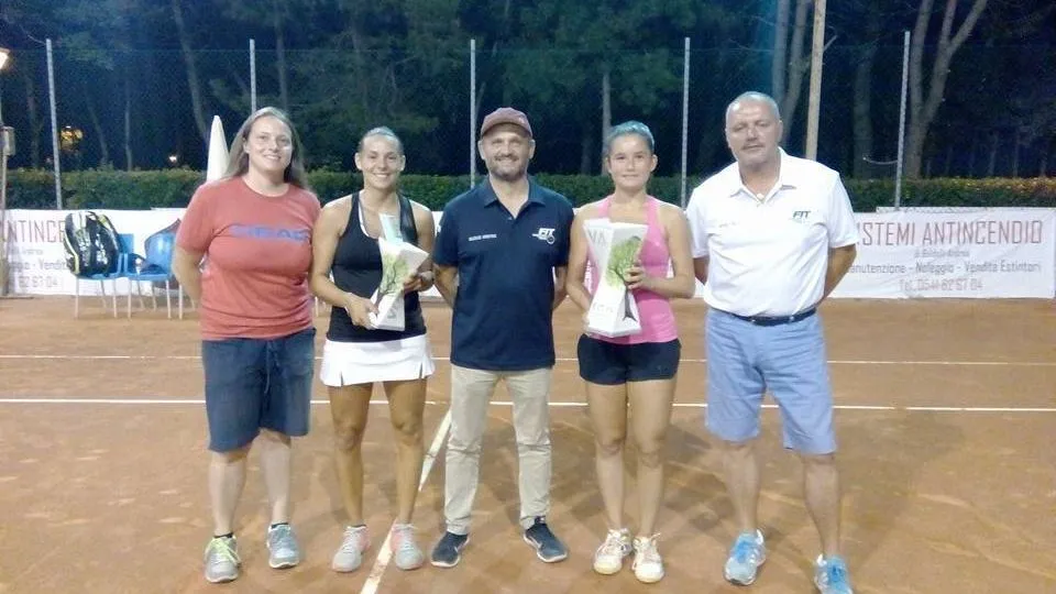 La premiazione con il presidente Elisa Vandi, le finaliste ed i giudici