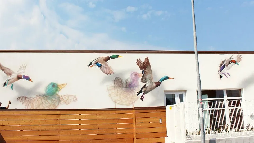 Il murales di Eron su una parete della scuola