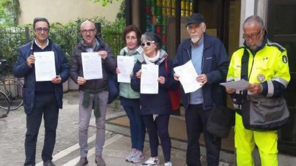 la consegna delle firme