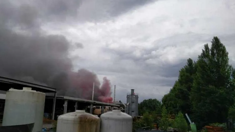 la densa nube di fumo che si leva dalla IPIR