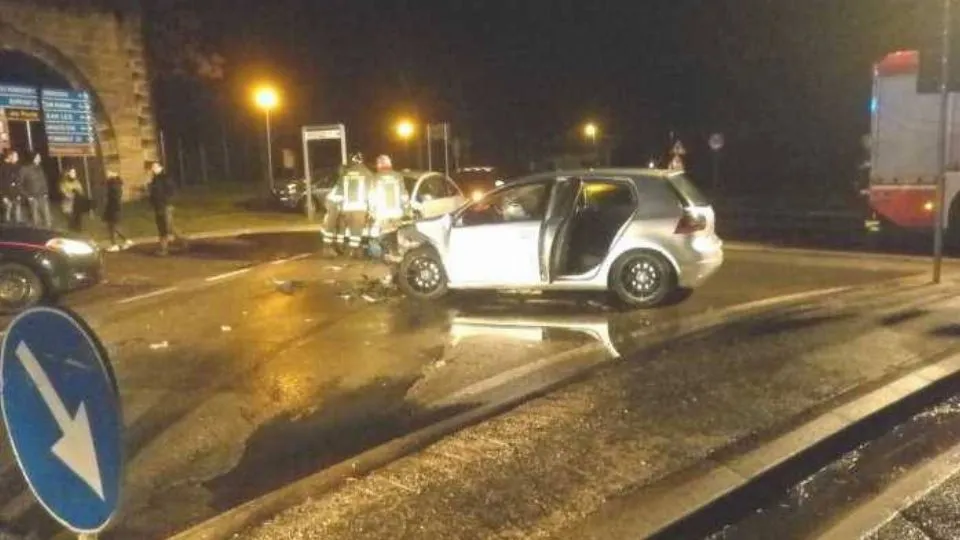 Ponte Verucchio. Le 2 auto e i Vigili del Fuoco 
