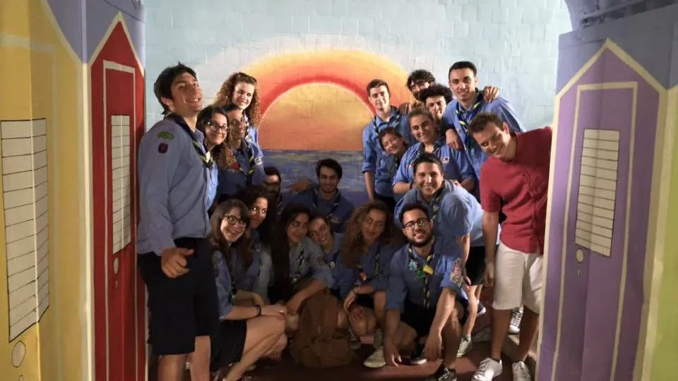 gli scout in posa accanto alla loro opera (foto dalla pagina Facebook Città di Riccione)
