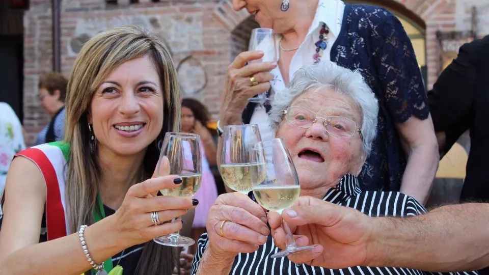 Il brindisi di nonna Giuseppina con il sindaco Domenica Spinelli