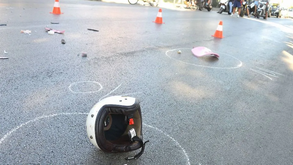 Il casco abbandonato sull’asfalto / Adriapress.
