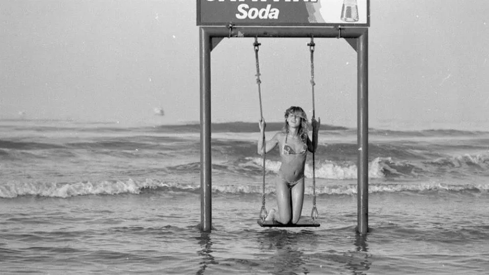 Una delle foto scattate sull’altalena in riva al mare
