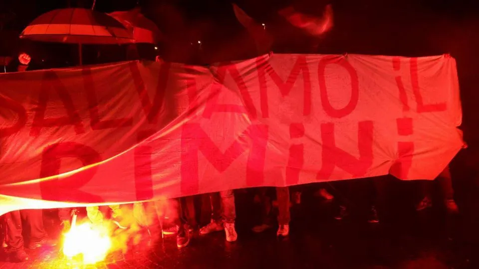 I tifosi prima di entrare in Consiglio Comunale
