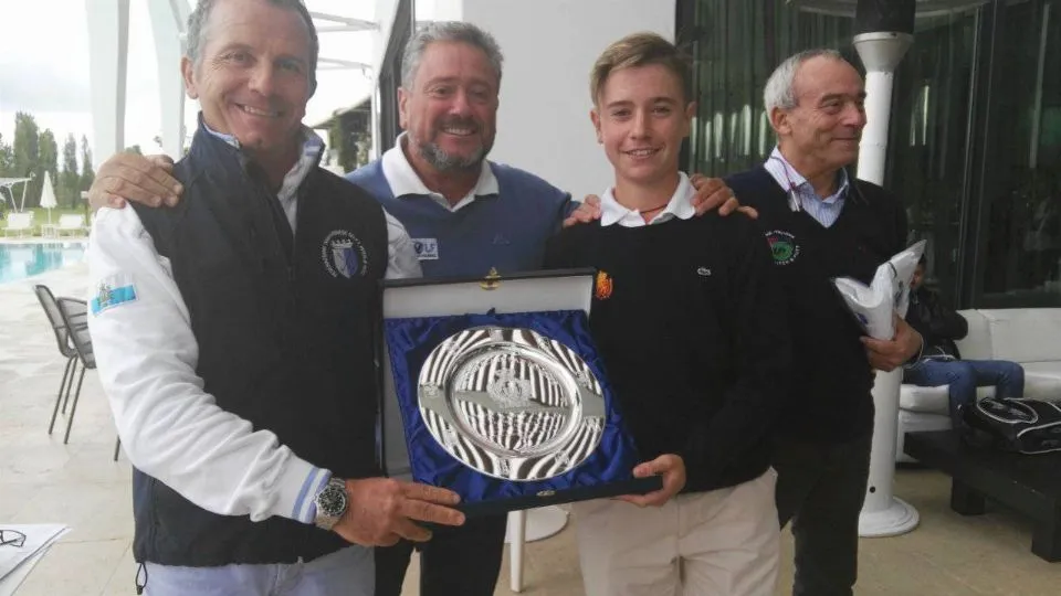 Il vincitore del 14° Open Internazionale di San Marino premiato dal presidente e dal vicepresidente della Federazione Sammarinese Golf Emanuele Vannucci e Giulio Caramaschi
