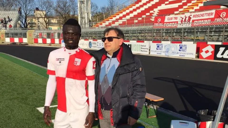 Nicola Marcello vicino alla panchina del Rimini insieme al giocatore Kumih

