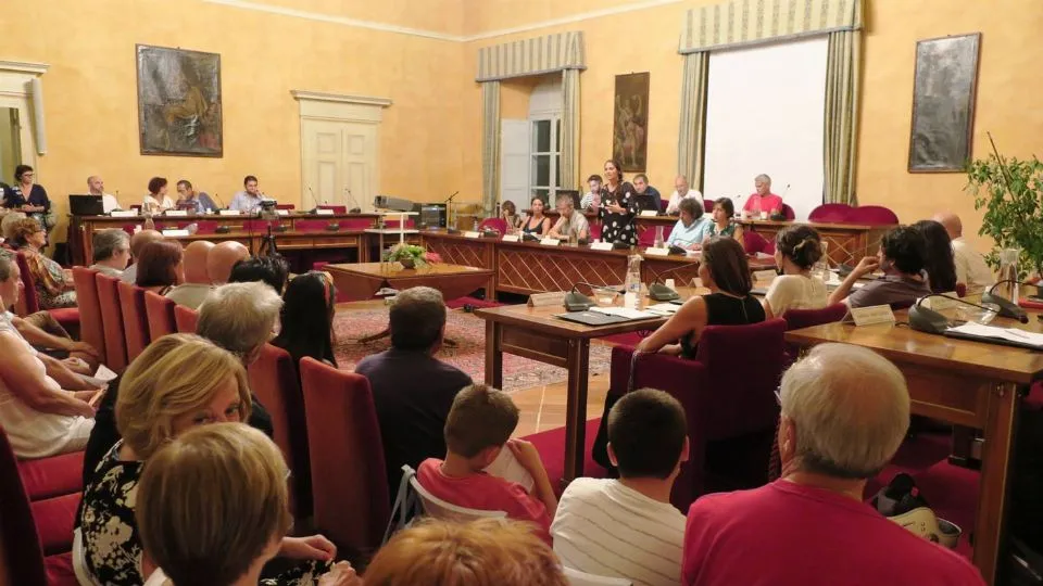 l’aula gremita 
