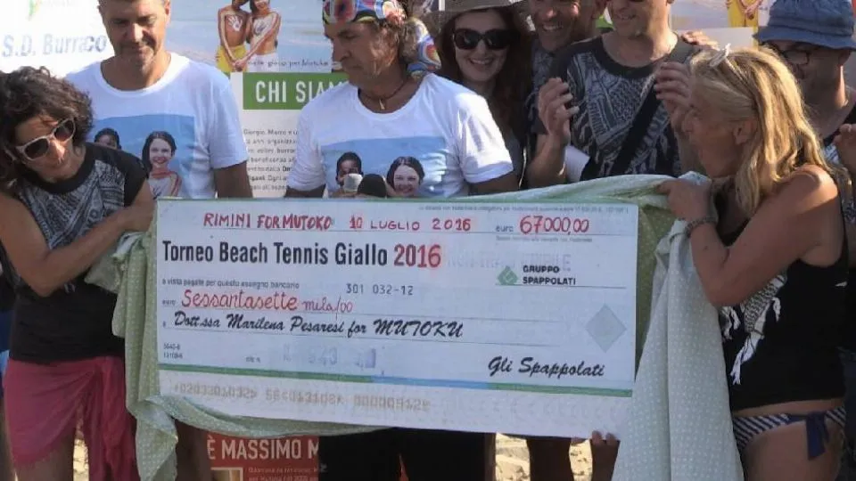 il momento in cui è stato svelato l’assegno da 67.000 euro. Foto Loris Menghi
