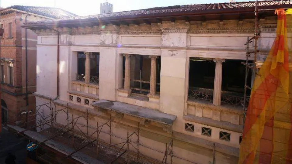 La facciata di Palazzo Valloni (il Fulgor)
