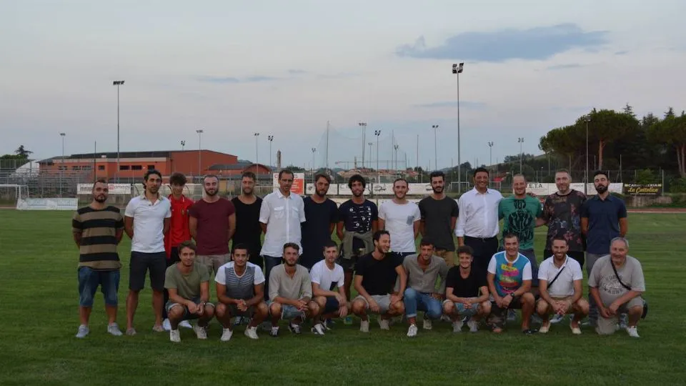 Foto di gruppo della squadra del Giovane Cattolica sul terreno di gioco dello stadio “Calbi” di Cattolica (Giuseppe Colonna).