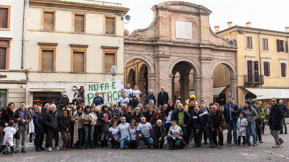 Dalla piazza virtuale a quella reale. Alcuni membri del gruppo Sei di Rimini se