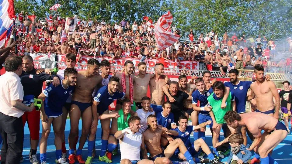 I biancorossi festeggiano la salvezza sotto la Curva Est (foto Gilberto Poggi)