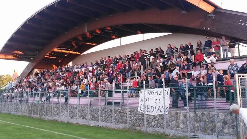 La tribuna dello stadio comunale di Villa Verucchio