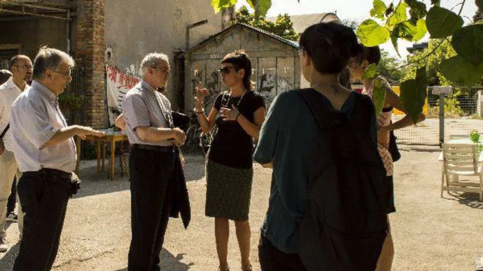 il Vescovo fuori da Casa Don Gallo