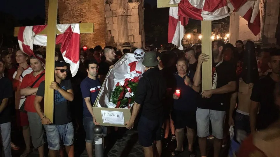 La partenza del corteo funebre
