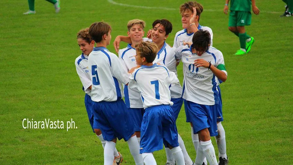 I Giovanissimi dello Junior festeggiano un gol
