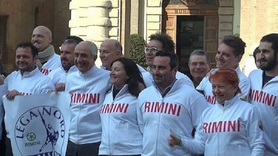 Marzio Pecci e la squadra della Lega in posa davanti al Municipio
