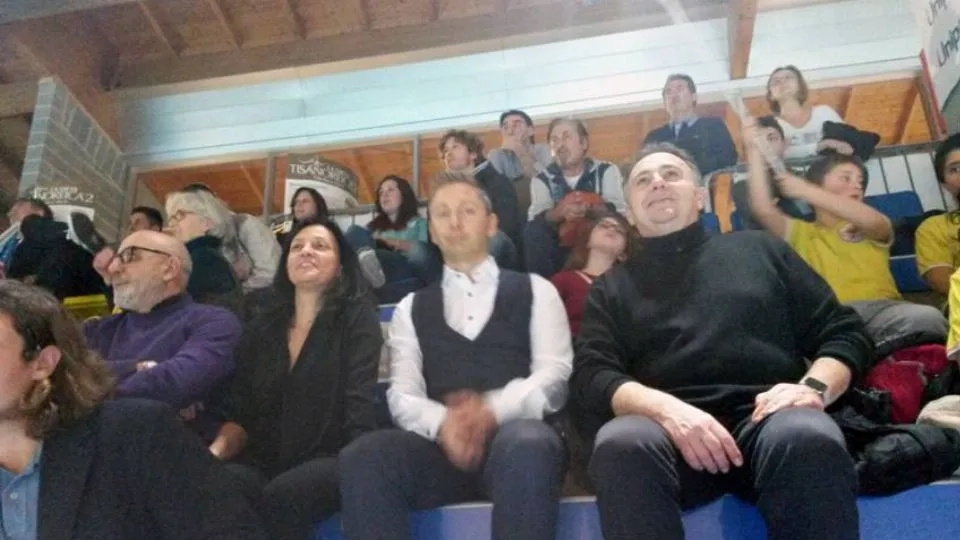 La tribuna gremita, con in prima fila il sindaco Tosi e gli sponsor Gianluca Mech di Tisanoreica e Jader Tosi di Antincendio sammarinese