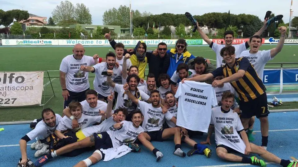 I giocaotri della Marignanese festeggiano la promozione in Eccellenza