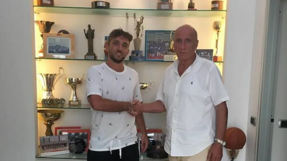 La stretta di mano tra Luca Pesaresi e Luciano Capicchioni
