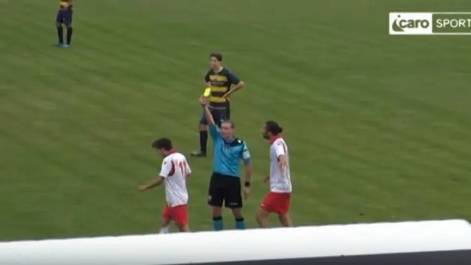 L’arbitro mostra il giallo a Scott Arlotti per aver festeggiato insieme ai tifosi biancorossi