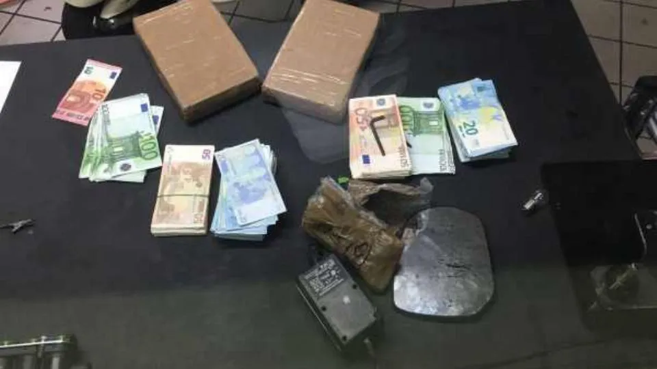 la droga e i soldi sequestrati
