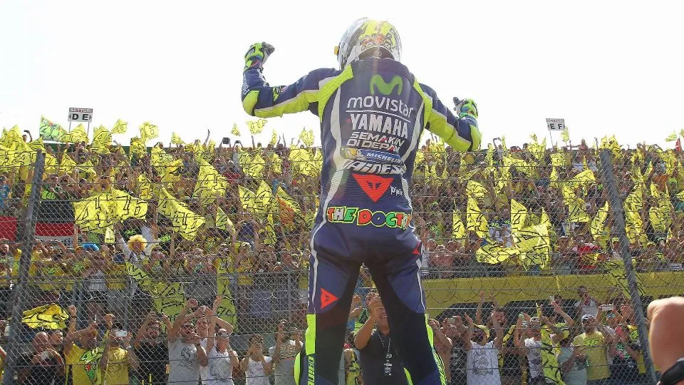 Valentino Rossi festeggia con i tifosi (Photo FABRIZIO PETRANGELI)