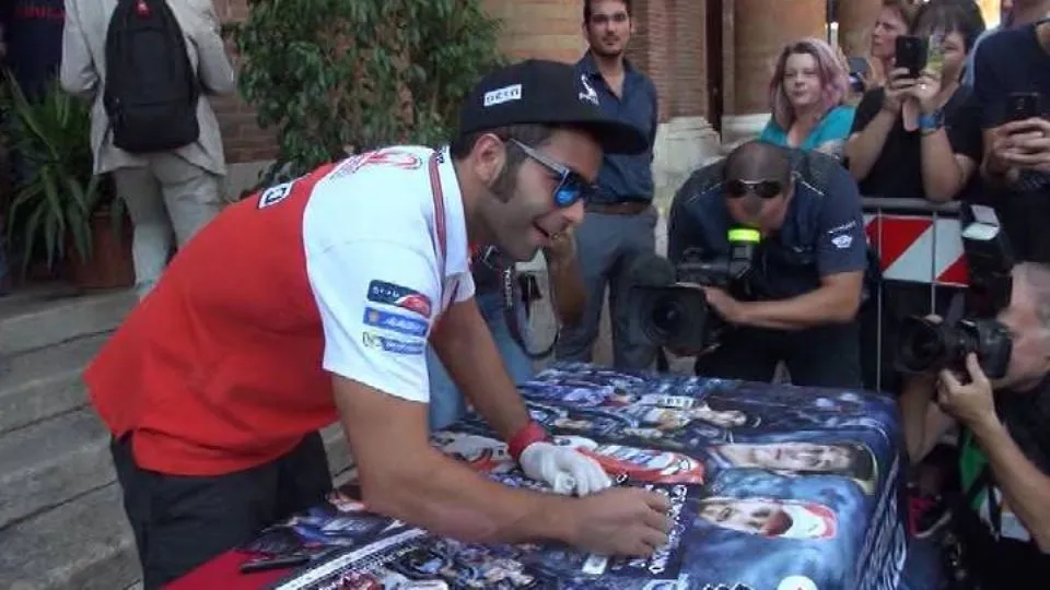 Andrea Iannone firma i poster per i tifosi