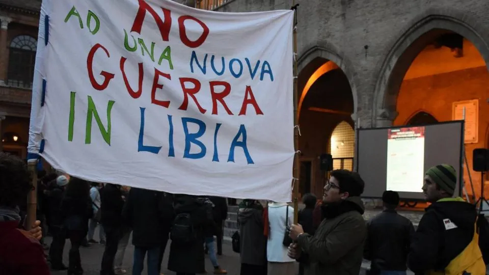 uno striscione in piazza