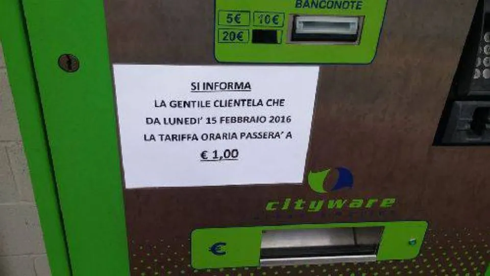 l’avviso al parcheggio Flori (foto di Gianluca Tamburini)

