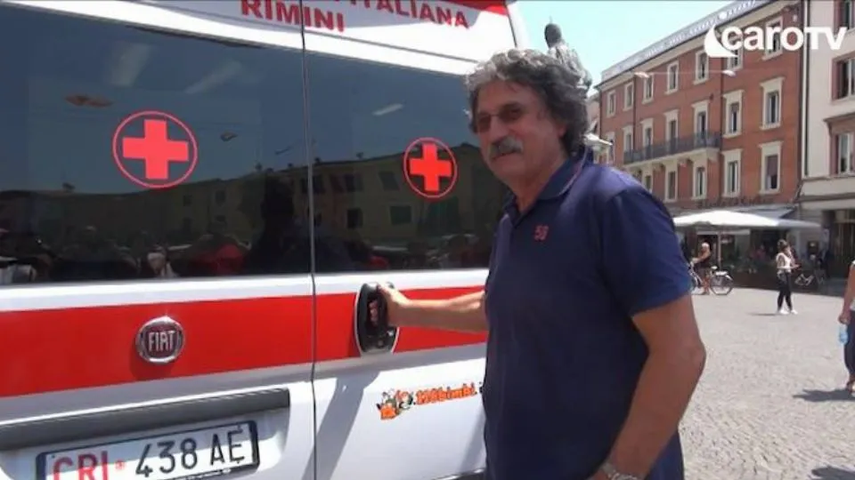 Paolo Simoncelli davanti all’ambulanza
