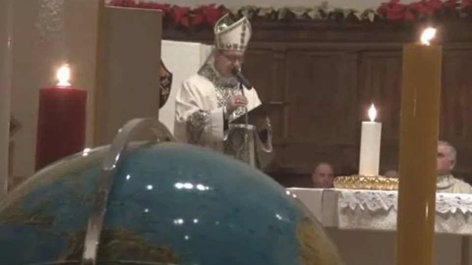 il vescovo celebra una Messa dei Popoli
