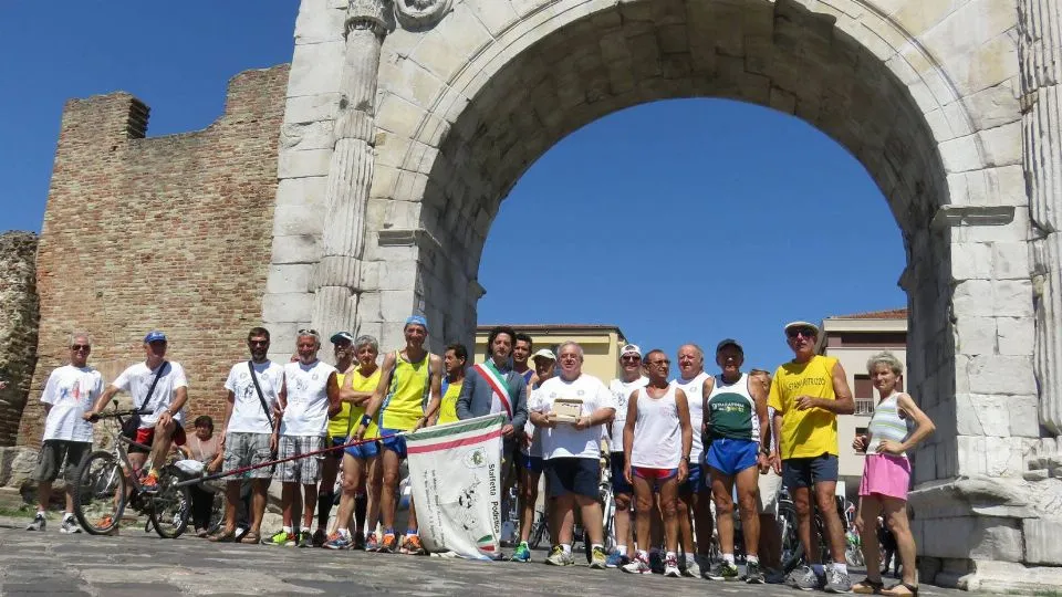 i podisti sotto l’Arco
