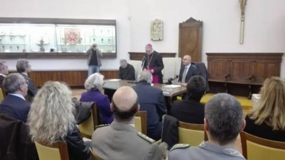 il vescovo e le autorità
