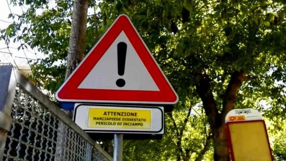 il cartello comparso lungo il marciapiede