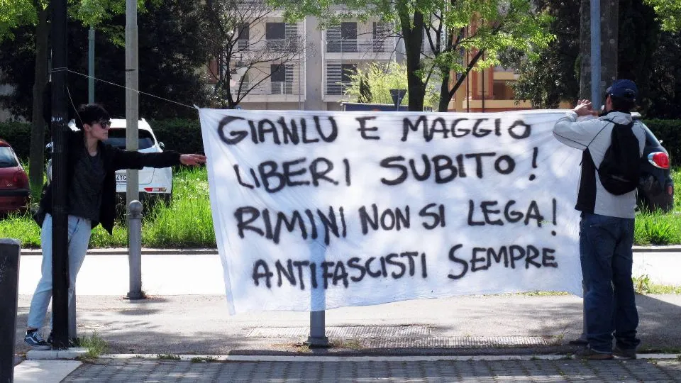 Lo striscione appeso fuori dal Tribunale di Rimini (foto Adriapress)
