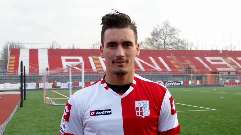 Davide Di Molfetta in maglia a scacchi (Rimini Calcio)