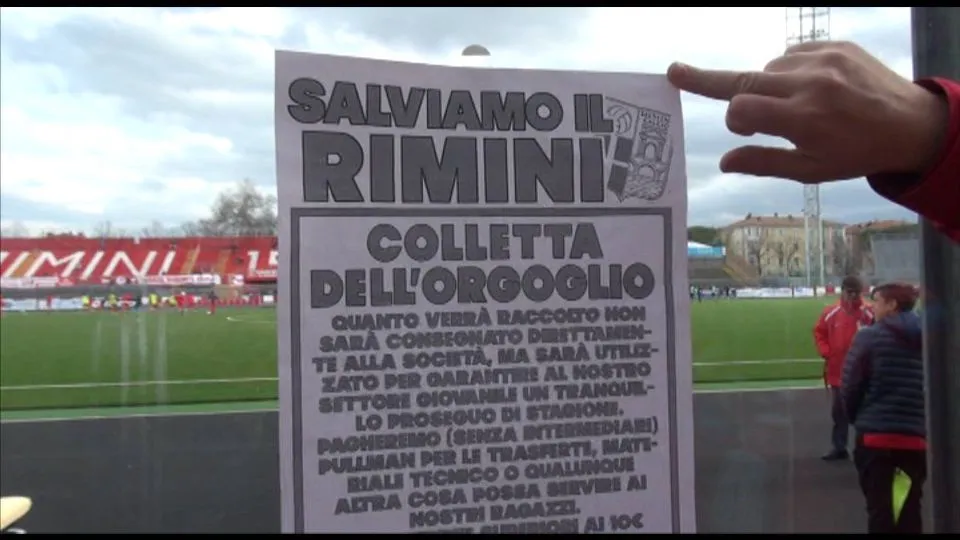 Il manifesto attaccato a bordo campo
