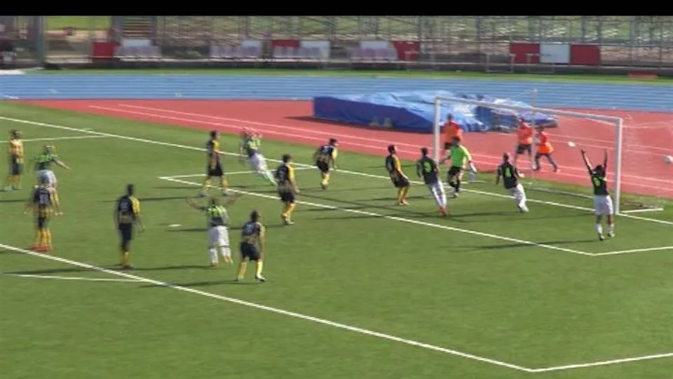 Il pallone si infila in rete dopo il colpo di testa di Brighi
