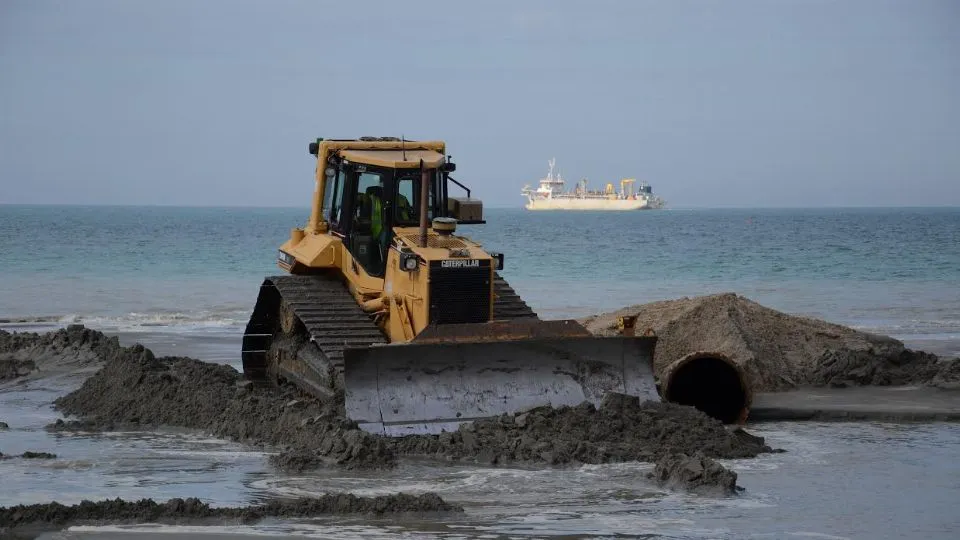 caterpillar al lavoro 
