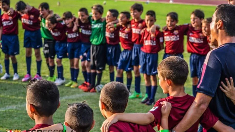 L’abbraccio dei giovani calciatori
