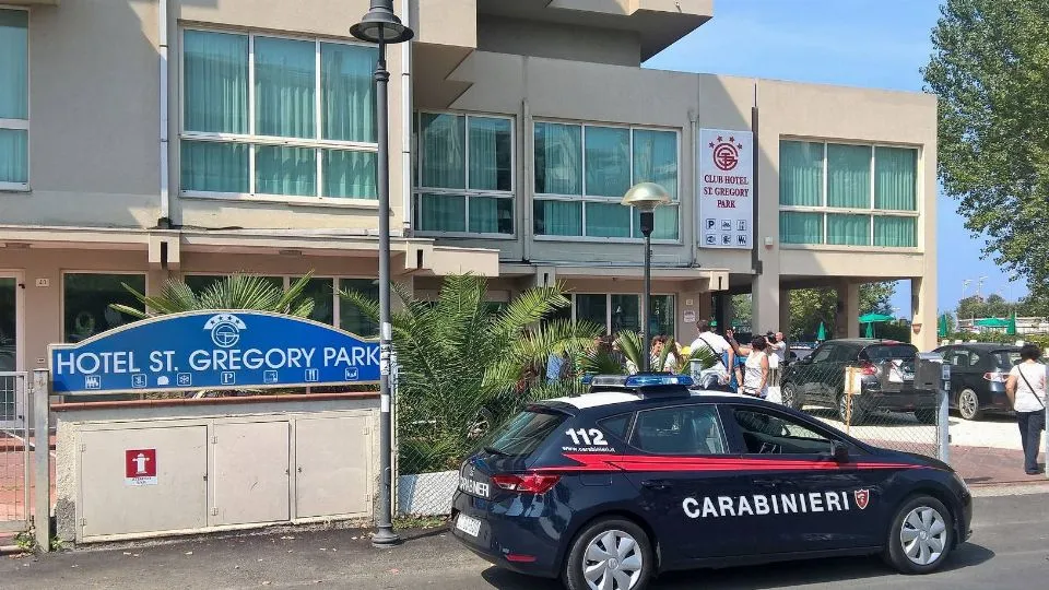 i Carabinieri durante la protesta all’hotel Adriapress