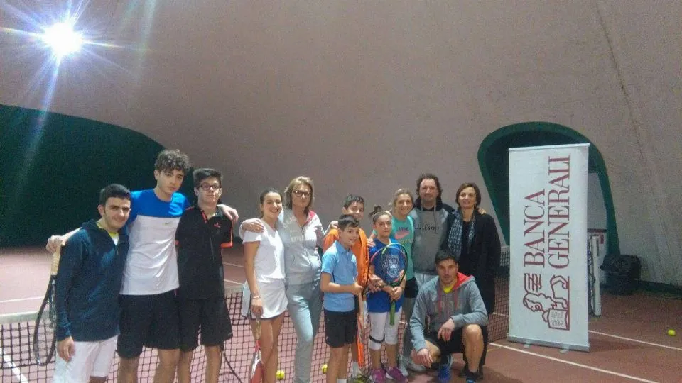 Sara Errani con Michele Montalbini e i giovani allievi della scuola dell’Easy Tennis