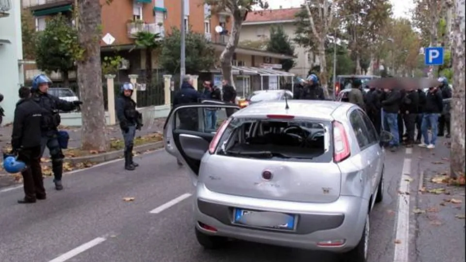 un’auto danneggiata negli scontri (Adriapress)