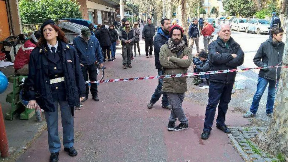 forze dell’ordine e curiosi davanti al Conad teatro della rissa (Adriapress)
